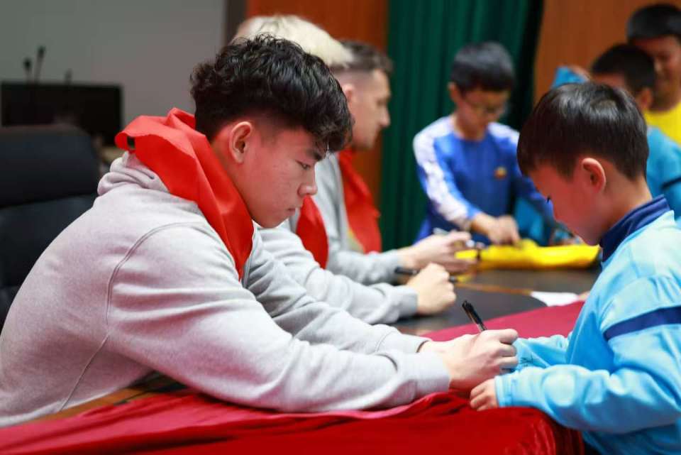 公益活动在, HE, 不仅为校园 公益活动在, HE, 不仅为校园