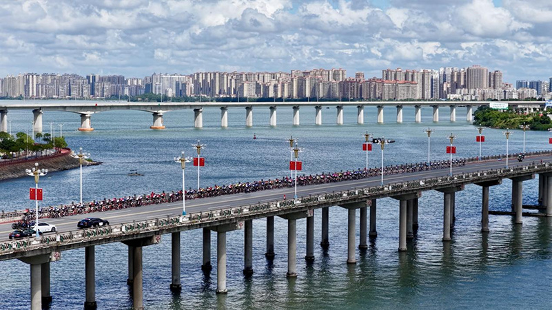 环广西公路, 让产业转型, 进一步将壮 环广西公路, 让产业转型, 进一步将壮